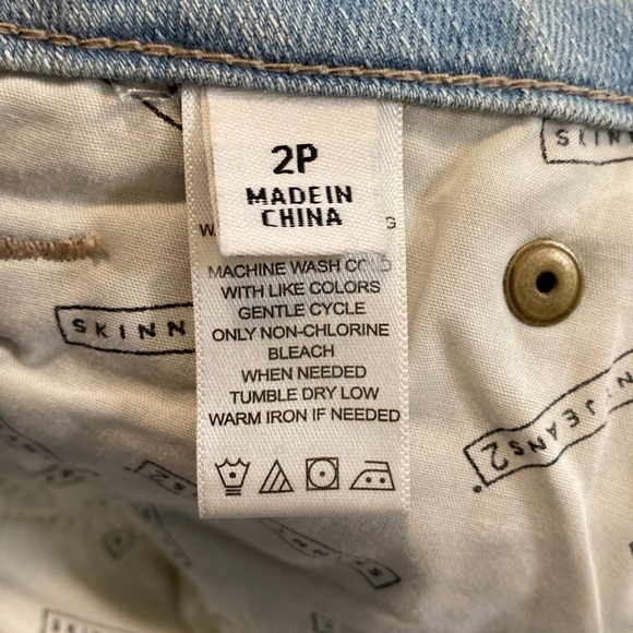 Skinny Jeans2 Lightwash Denim Jeans Size 2P Straight Leg in Like New Condition - Picture 8 of 10